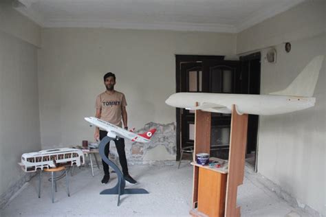 A­m­a­s­y­a­­d­a­ ­b­i­r­ ­g­e­n­ç­,­ ­e­v­d­e­ ­y­a­p­t­ı­ğ­ı­ ­m­a­k­e­t­ ­u­ç­a­k­l­a­r­ı­ ­s­a­t­ı­y­o­r­